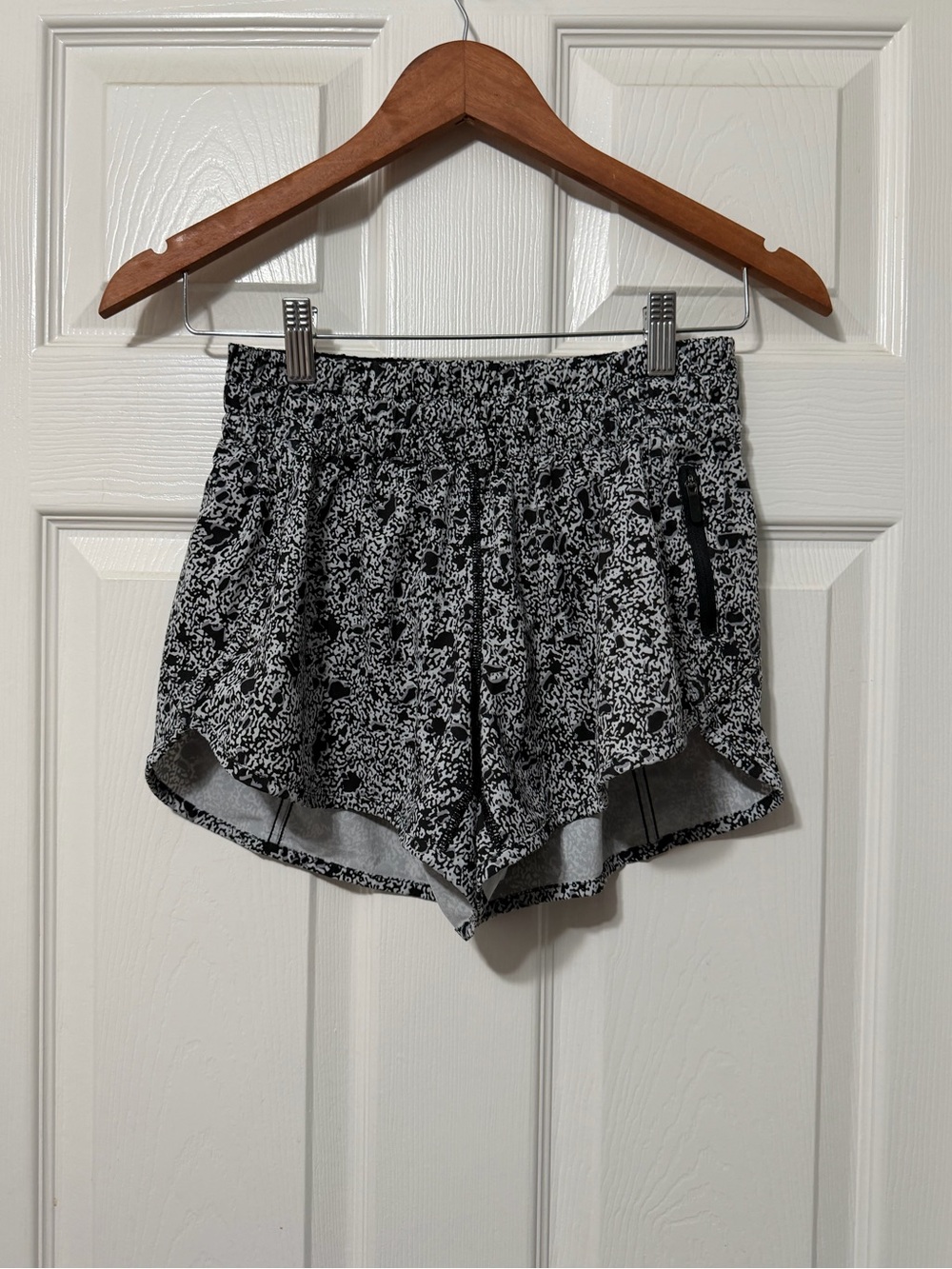 Lululemon athletica tracker short V size 6 euc 4”